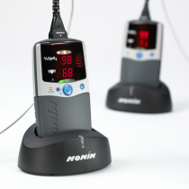 Pulzní oxymetr NONIN 2500/2500A PalmSAT v dokovací/nabíjecí stanici Oxymetr Nonin 2500 PalmSAT s alarmy a s flexibilním senzorem 8008J pro kojence