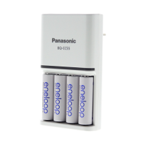 Nabíječka Panasonic vč. 4ks akumulátoru Eneloop, 1.900 mAh Nabíječka Panasonic vč. 4 akumulátorů Eneloop AA, 1.900 mAh
